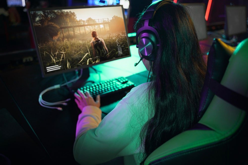 Gamer stressé à cause de la latence réseau pendant une partie compétitive