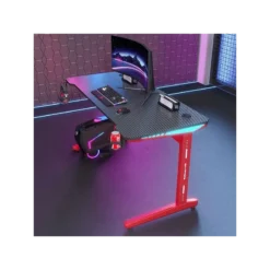 Bureau gaming 140x60cm avec éclairage RGB et accessoires intégrés pour un setup organisé